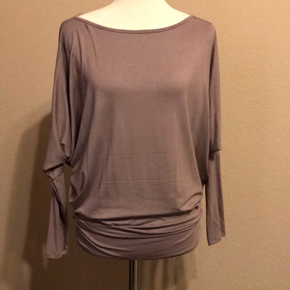 Wing sleeve taupe shirt NWOT❤️